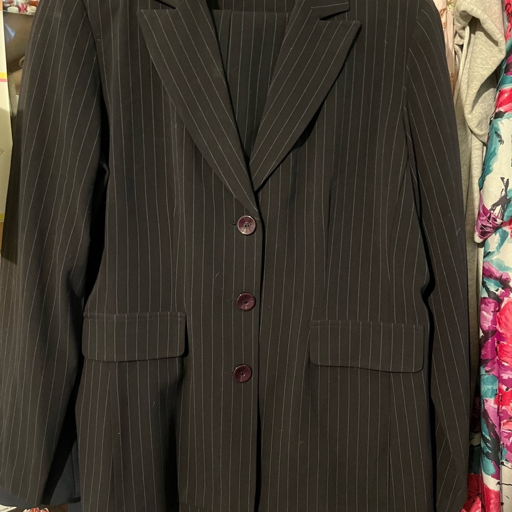 Woman’s business suit Danny & Nicole. Good condition.
